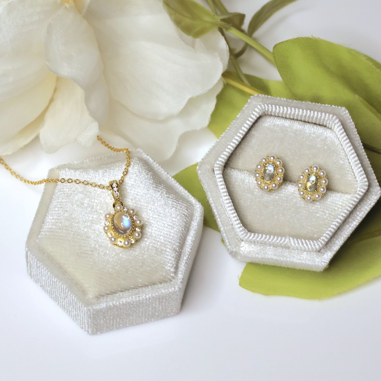 Halskette Eloise Mondstein 18K vergoldet